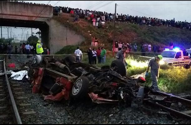 Quince muertos en Sudáfrica al colisionar un minibús con un tren