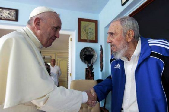 Francisco comulga con los cubanos y visita a Fidel Castro en La Habana