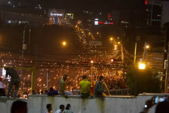 Hondureños marchan nuevamente con antorchas exigiendo renuncia del presidente