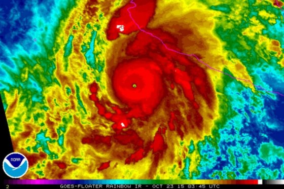 Temor a catástrofe en el Pacífico mexicano por llegada del poderoso huracán Patricia