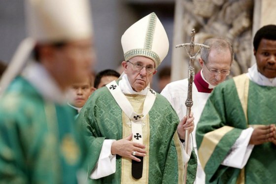 El papa Francisco defiende a la familia tradicional al abrir el sínodo