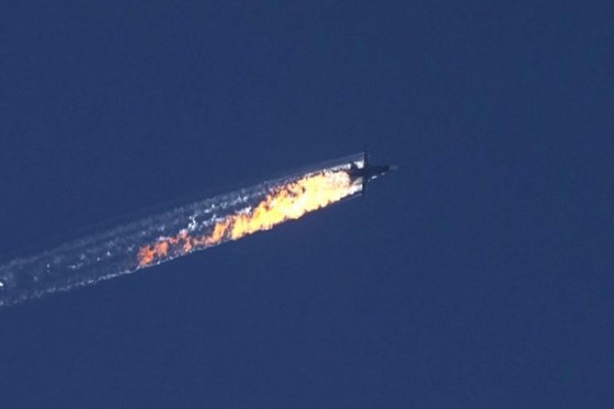 Turquía derriba avión militar de bandera rusa en la frontera siria