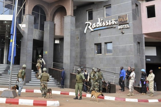 Autoridades buscan tres sospechosos de ataque yihadista contra hotel en Malí