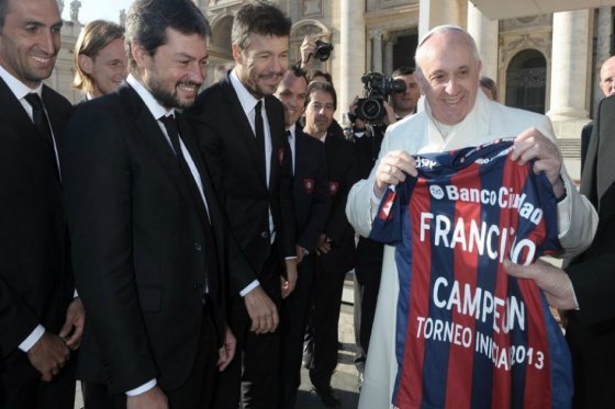 El papa reza para que pierda el clásico rival de San Lorenzo
