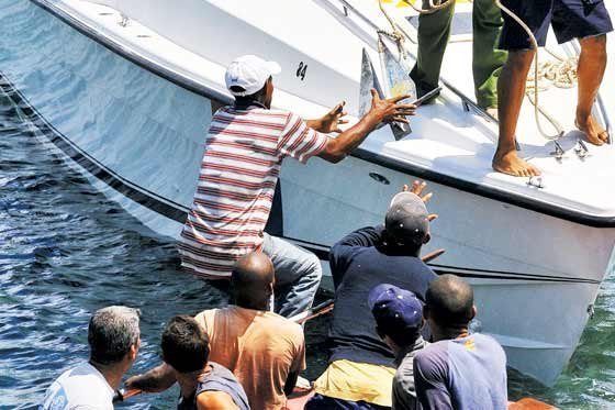 Rescatan 15 balseros cubanos en el Pacífico