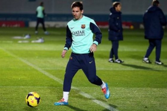 Messi volvió a tocar la pelota en entrenamiento de Barcelona