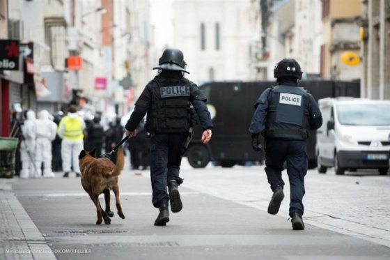 Aprueban en Francia prolongar el estado de emergencia por tres meses