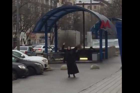 Mujer exhibe cabeza de menor decapitada en el metro de Moscú