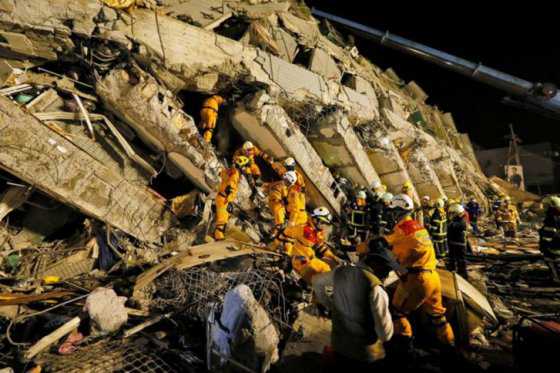 Rescatan con vida a cinco personas casi tres días después de terremoto en Taiwán