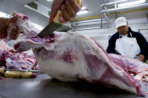 Argentinos penan por el precio de la carne y cambian asado por vegetales