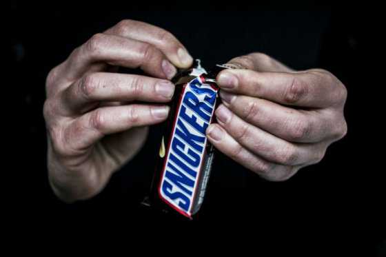 Retiran del mercado barras de chocolate Snickers y Milky Way en varios países de Europa