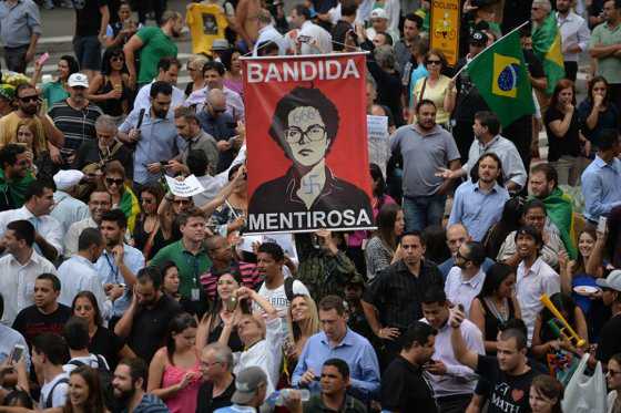 Manifestantes contra Rousseff y Lula acampan en la calle esperando verlos caer