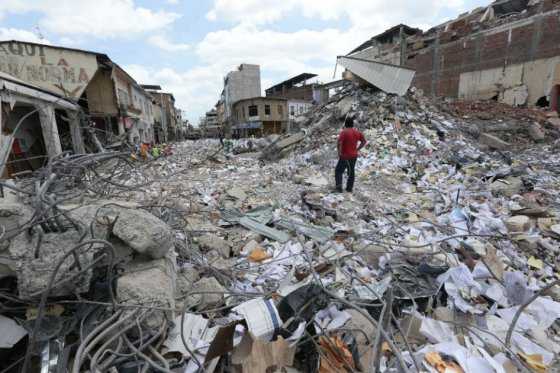 Ya son 587 los muertos y 8.340 los heridos tras terremoto de Ecuador