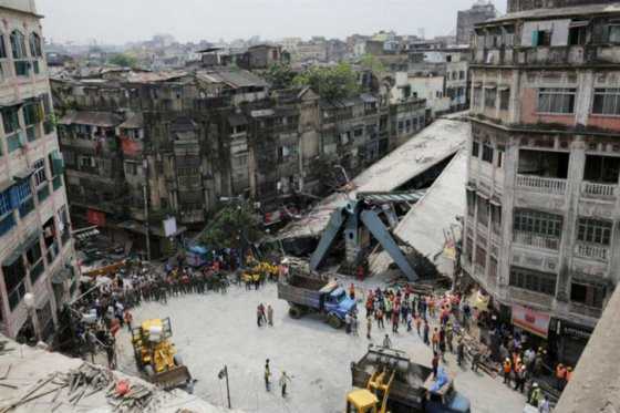 Finaliza operación de rescate en derrumbe de puente en la India que dejó 26 muertos