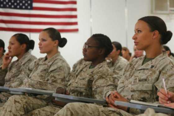 Ejército de EE.UU. designa por primera vez a mujeres como oficiales de combate