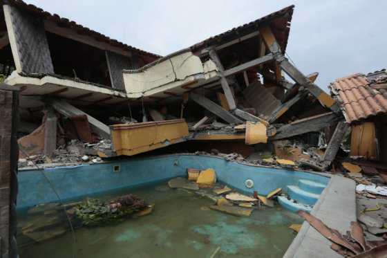 Después de 13 días, rescatan a sobreviviente de terremoto de Ecuador