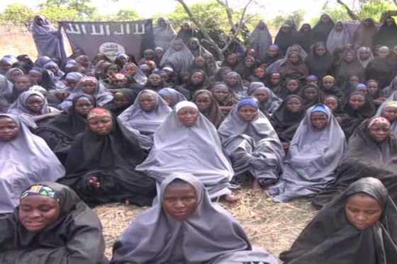 Hallan con vida a una de las 219 estudiantes secuestradas por Boko Haram