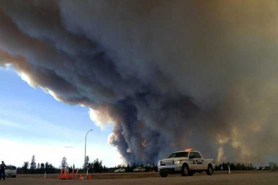 Avanzan inconteniblemente incendios en Canadá