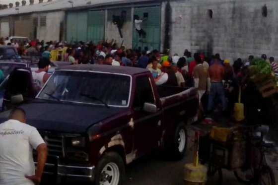 Multitud saquea mercado mayorista en ciudad venezolana de Maracay