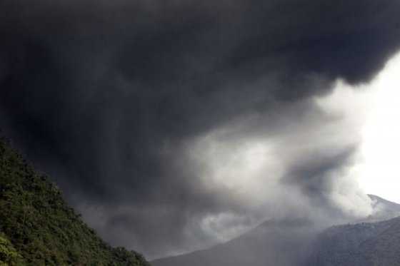 Volcán Turrialba de Costa Rica entra en intensa actividad eruptiva