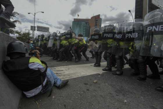 Policía dispersa con gases marcha opositora para exigir referendo contra Maduro
