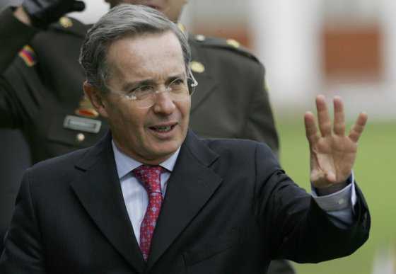 Universidad española estudiará revocar medalla a Uribe