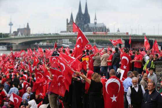 Manifestación masiva a favor del presidente turco, Recep Tayyip Erdogan, en Alemania