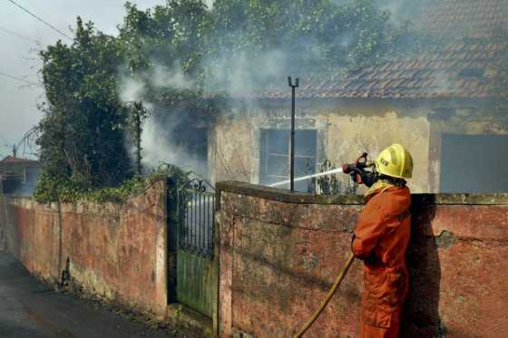 Evacúan hospital y a centenares de vecinos por grave incendio en Portugal
