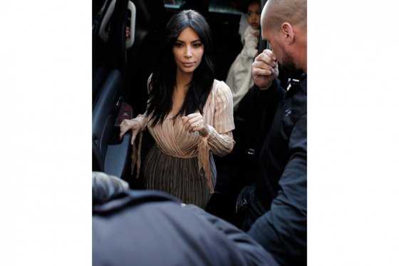 Hombre ataca a Kim Kardashian en París