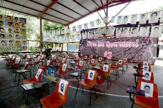 Padres de alumnos de Ayotzinapa viven en aulas de sus hijos a dos años de su desaparición