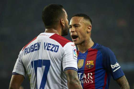 Nuevo altercado de Neymar: empujó a un defensor del Granada en el túnel de vestuarios