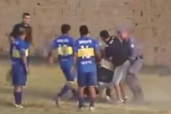 Salvaje agresión a un árbitro y a un policía en el fútbol de Argentina