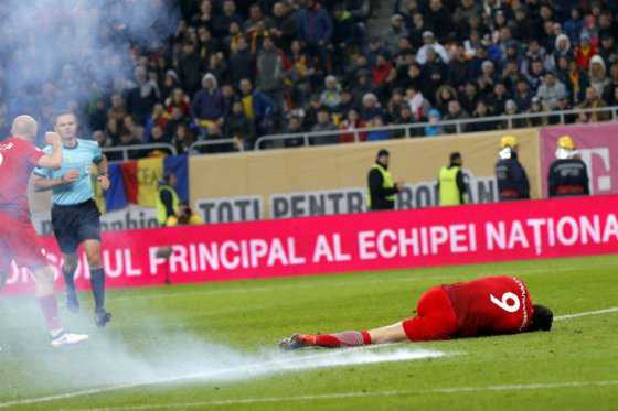Lewandowski, impactado por petardo durante el encuentro entre Rumania y Polonia
