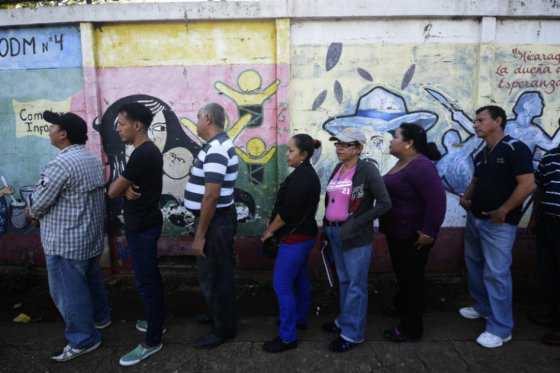 Nicaragüenses acuden a votar con Ortega como favorito a la reelección