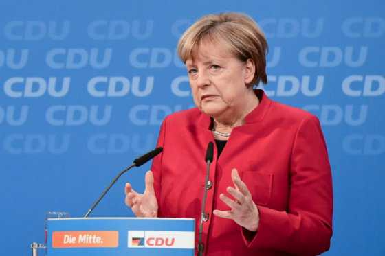 Merkel anuncia candidatura a cuarto mandato para defender valores democráticos