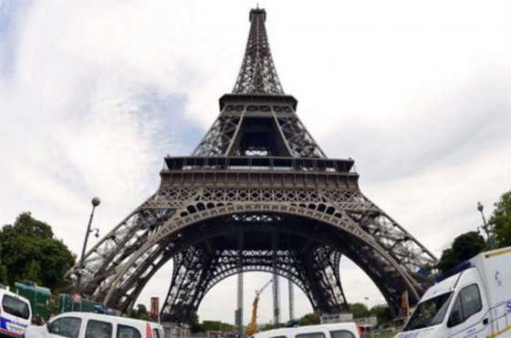 Torre Eiffel cerrada por huelga de personal