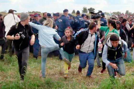 Condenan a periodista húngara que pateó a refugiados