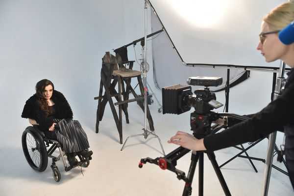 Modelo en silla de ruedas rompe moldes en Ucrania