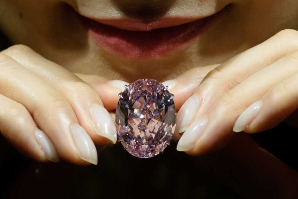 Diamante ‘Pink Star’ subastado por suma récord de USD 71,2 millones