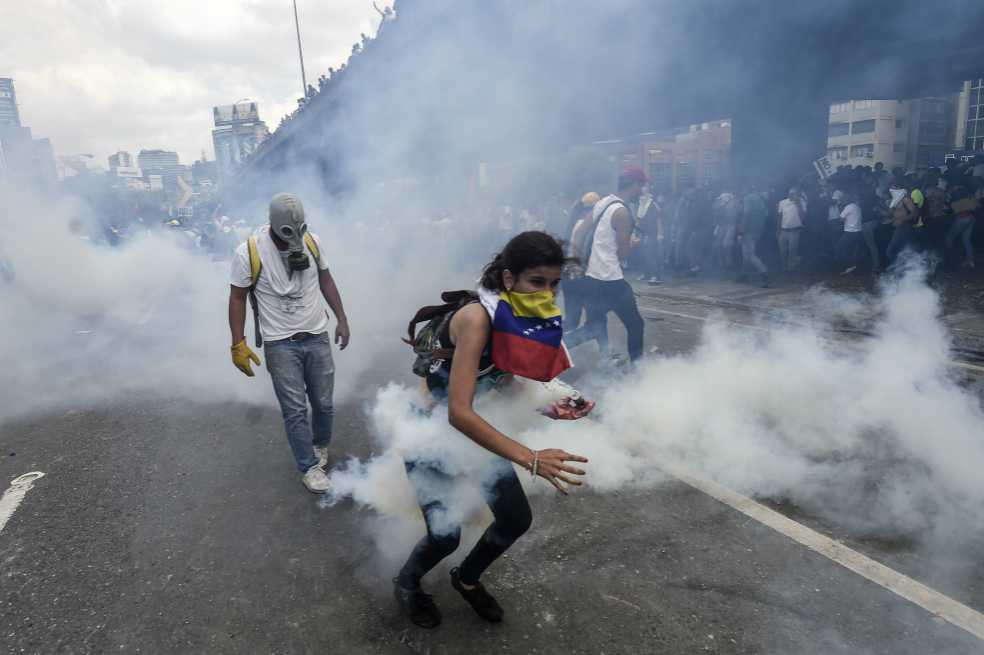 Joven muere al cierre de violenta jornada de protestas en Venezuela