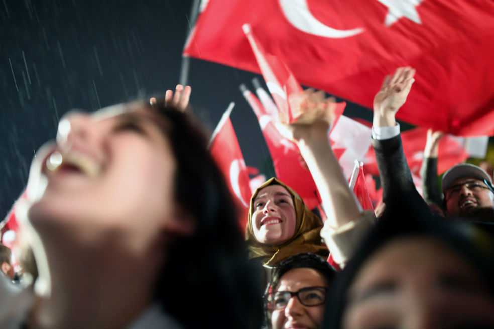 Erdogan celebra victoria en referéndum mientras oposición pide su anulación