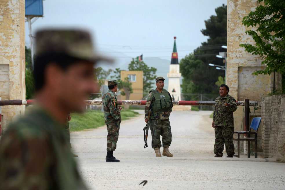 Ataque talibán en base militar de Afganistán provoca al menos 150 muertos