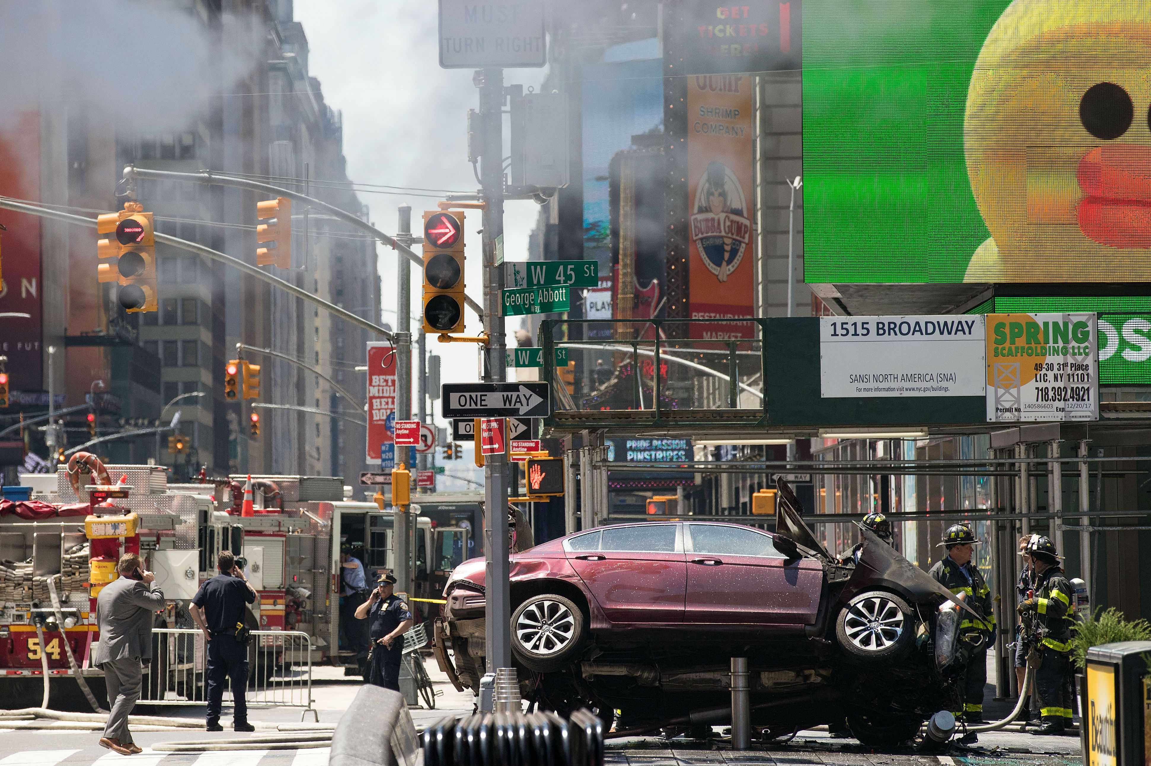 Un carro atropella a multitud en Times Square