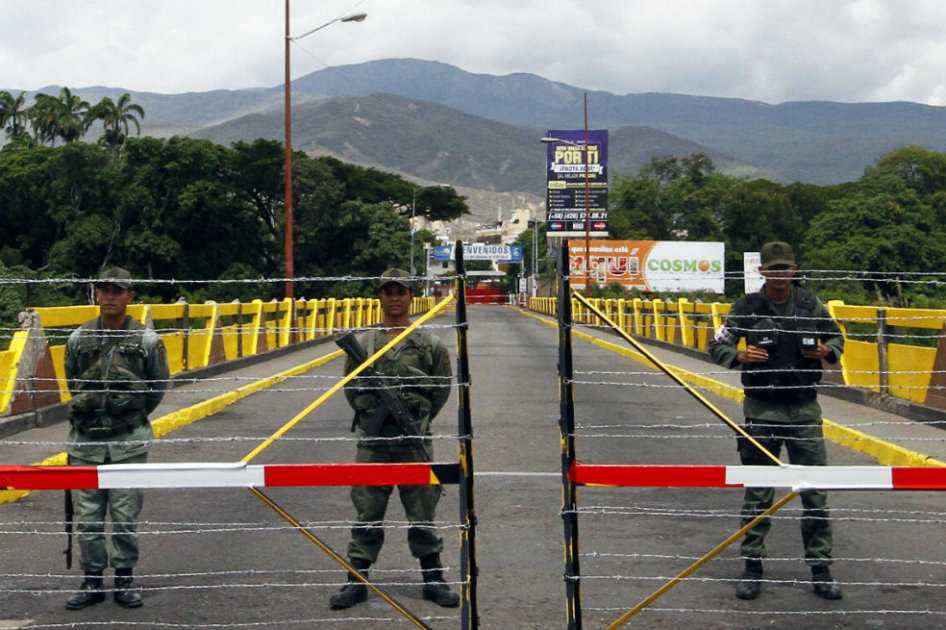 Maduro ordena militarizar región fronteriza con Colombia tras disturbios