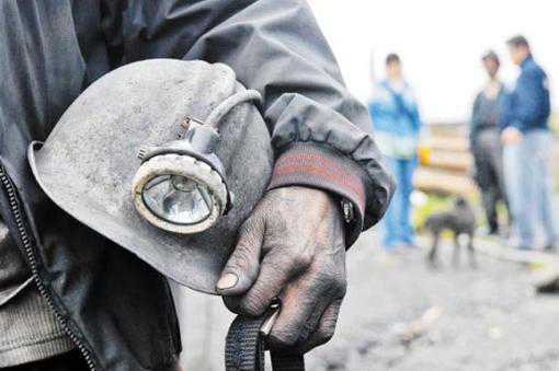 Al menos 70 mineros permanecen atrapados en mina en Irán