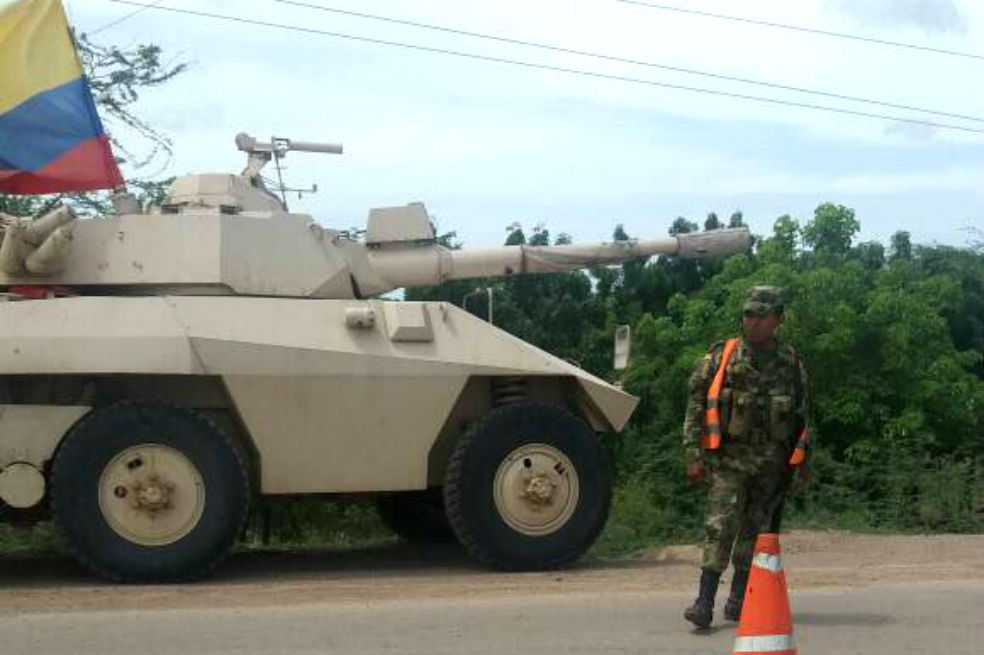 Venezuela alerta por ‘vehículos blindados de combate’ en frontera con Colombia