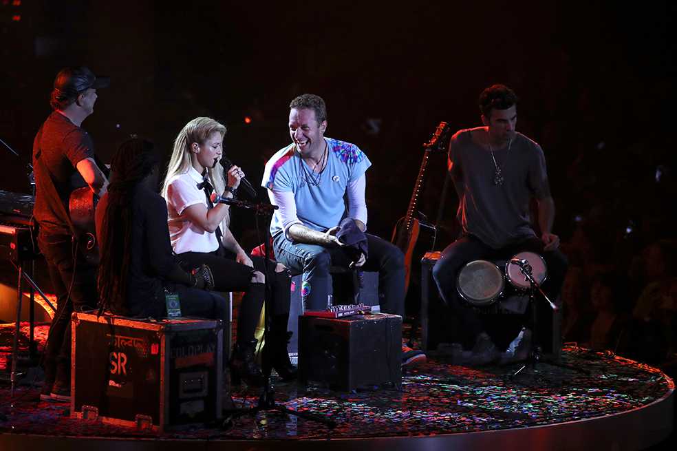 Chris Martin canta en español junto a Shakira