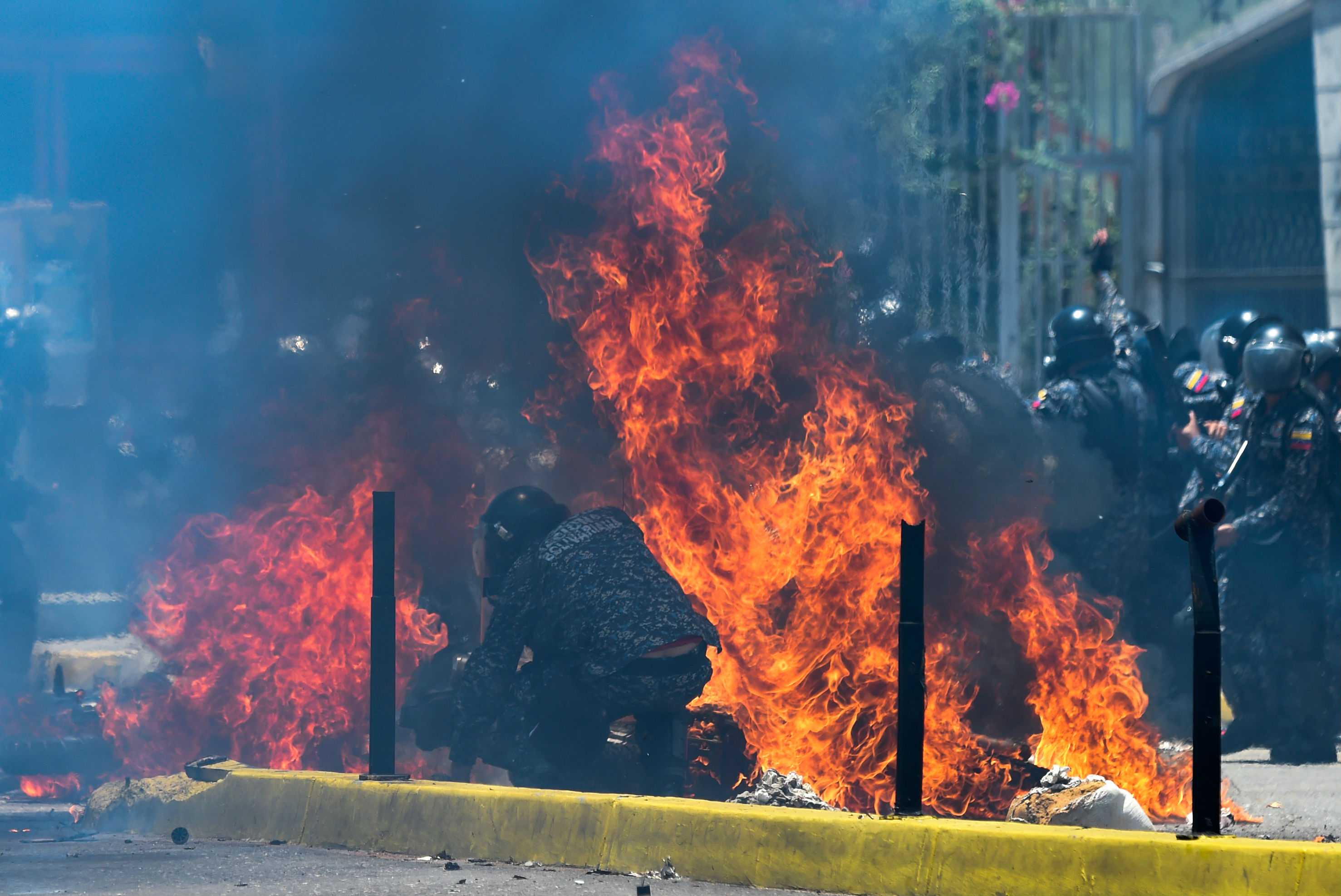 Al menos cuatro militares heridos al explotar artefacto en Caracas, Venezuela