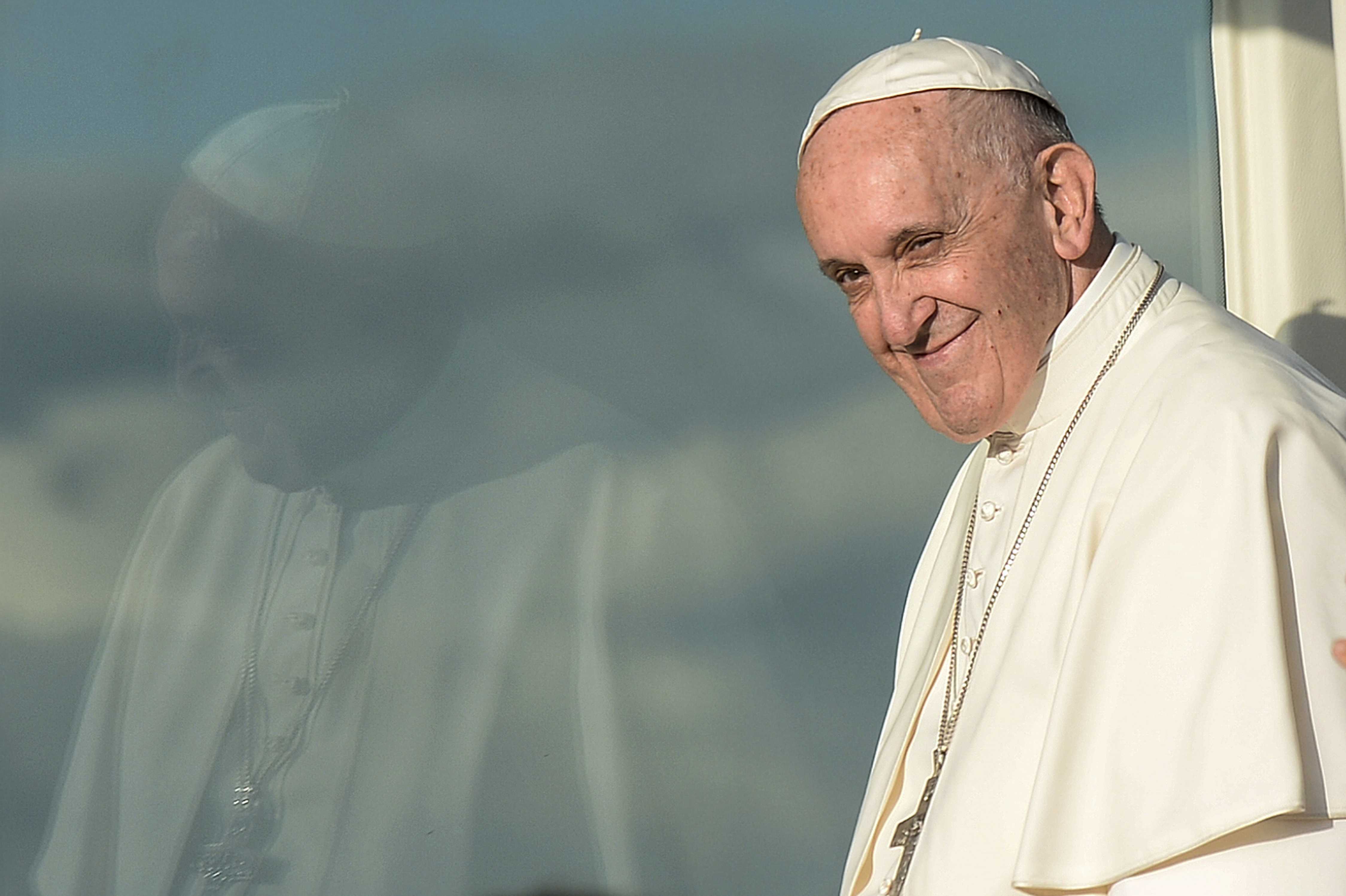Papa convoca a jóvenes creyentes y no creyentes para preparar Sínodo