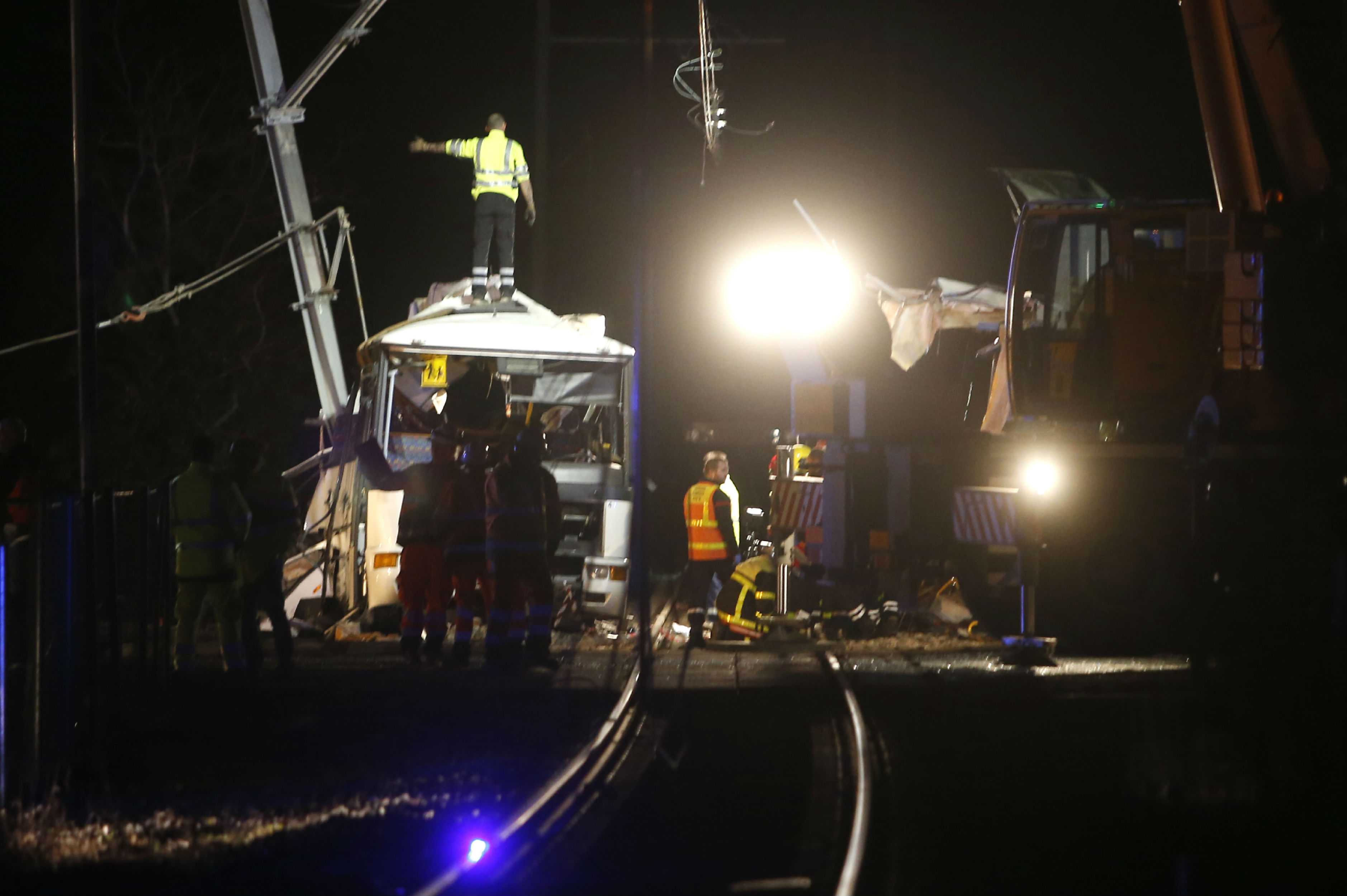 Cuatro muertos en colisión entre tren y autobús escolar en Francia